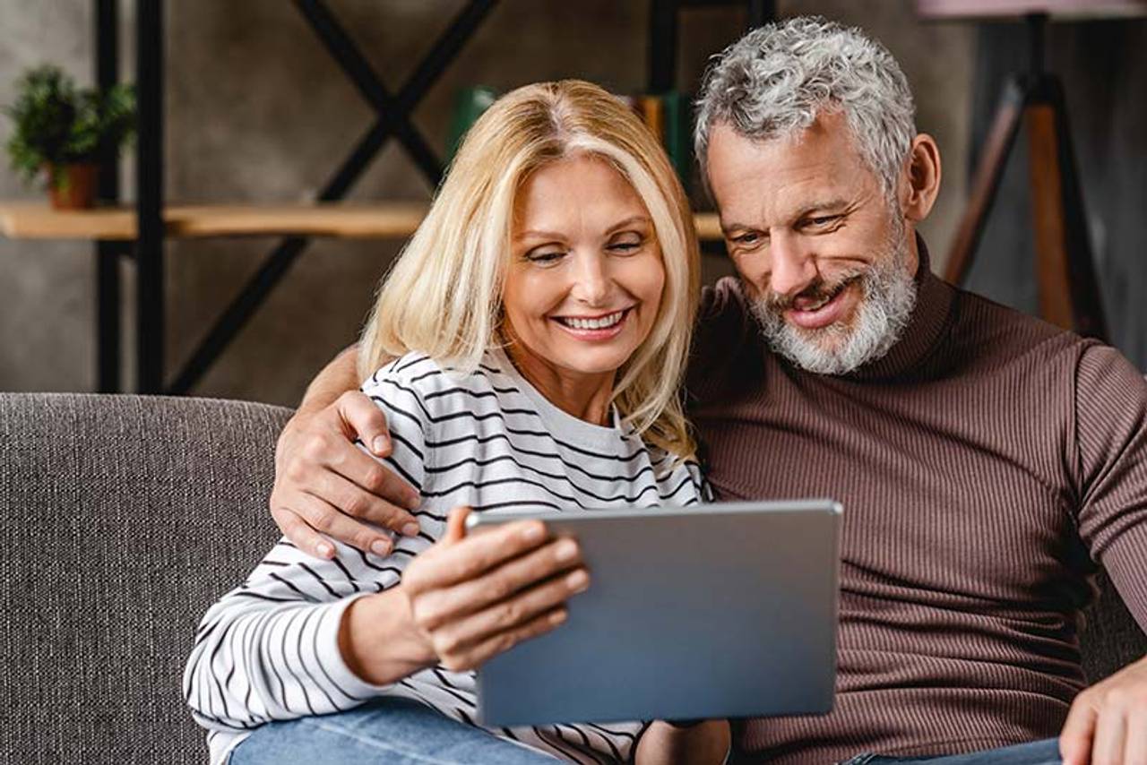 A licensed AMAC advisor reviewing Medicare options with a member